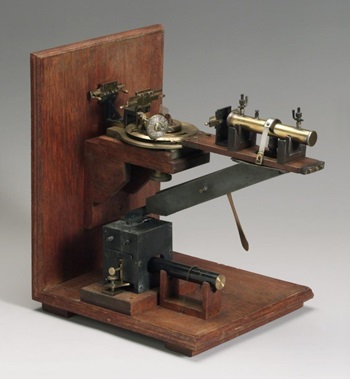 Original Bragg x-ray spectrometer, developed by William Bragg at Leeds University, 1910-1926. © The Board of Trustees of the Science Museum.